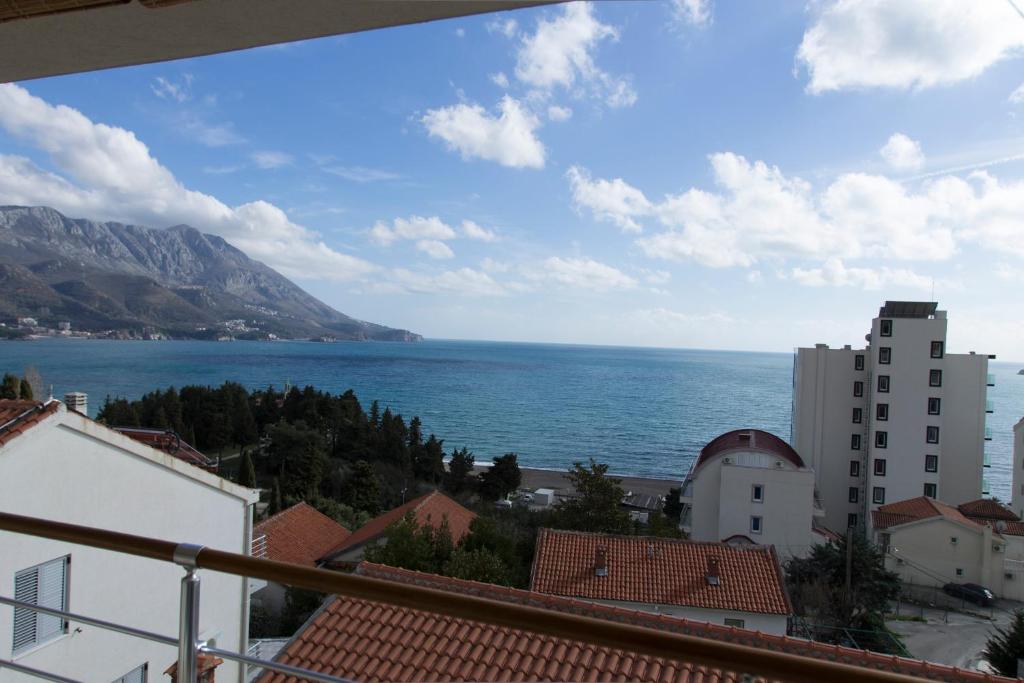 11 Penthouse Apartment with Balcony and Sea View